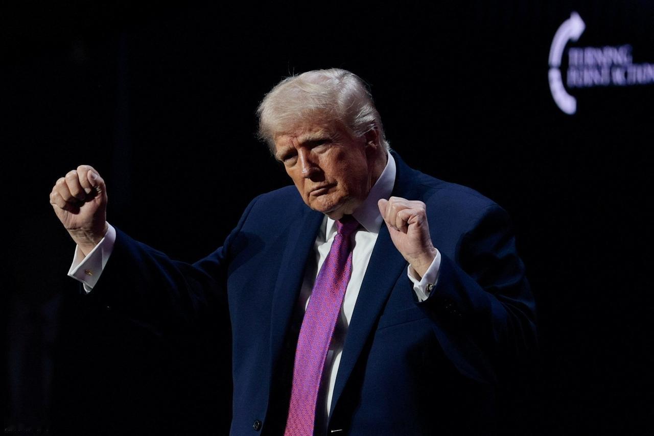 特朗普支持率暴跌！4月20日，美国公布一份联合民调数据，特朗普的支持率已经降到