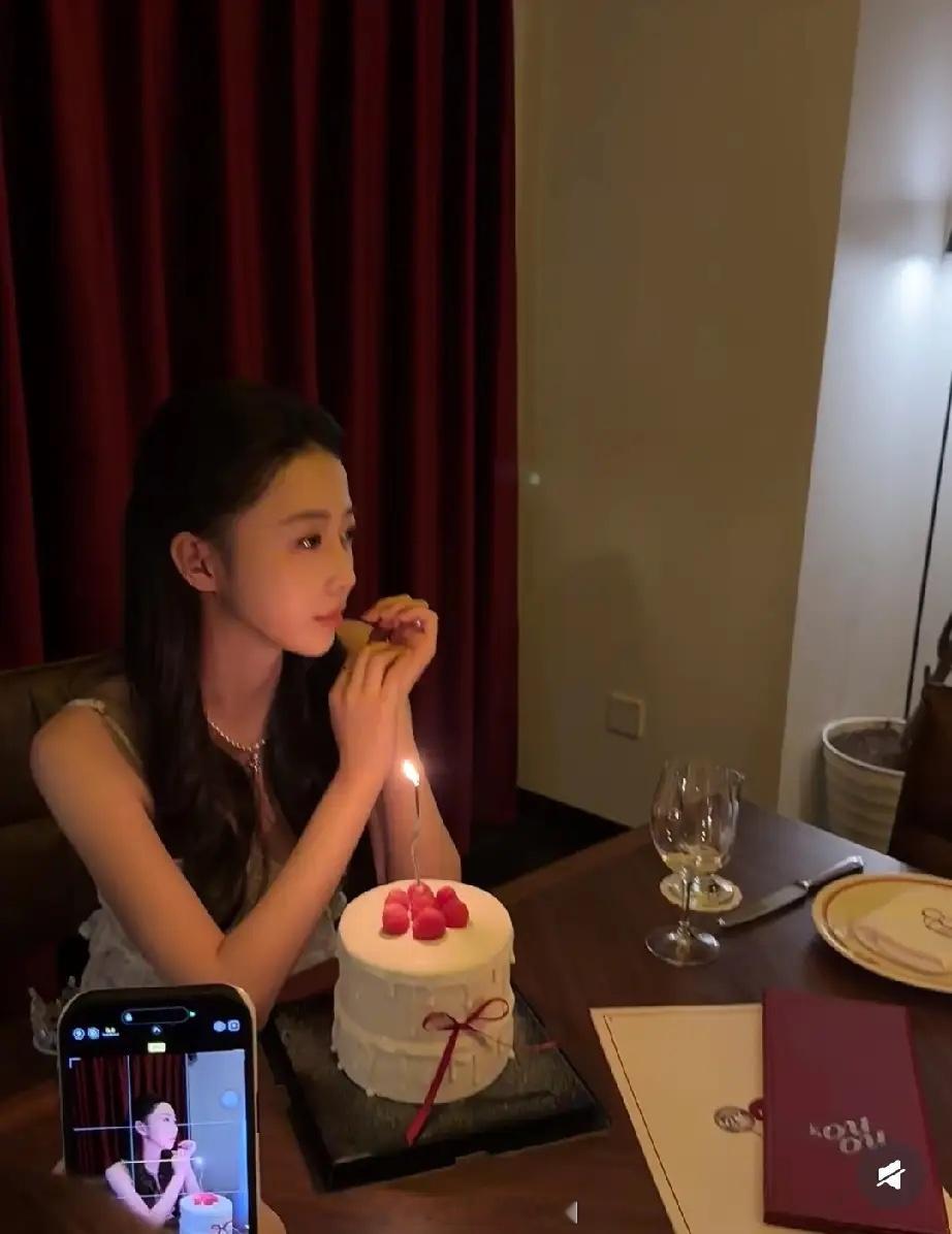 潘玮柏老婆生日晒照，说起来她也36岁了，还生过孩子，怎么保养得这么有少女感，