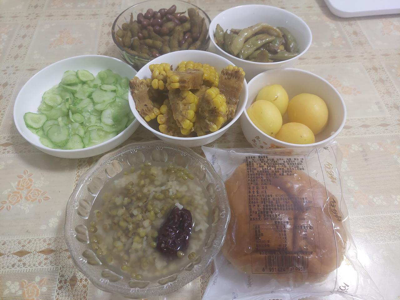一大早，扔掉了豆角里捡出来的这小碗玉米块。早晨6点，如期发布了头条小说。