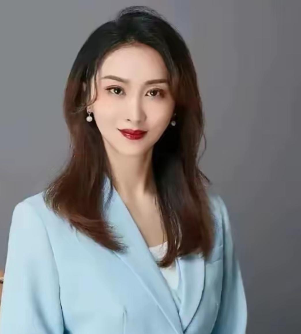 裴轶这事不简单现在讨论的不是她该不该说那句话，而是全网友都想知道，她的第一学历