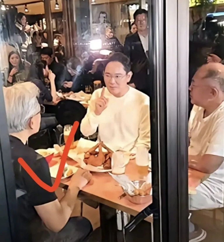 看清英伟达的操作也就明白为什么市值能到五万亿！英伟达基本垄断了人工智能芯片，好比