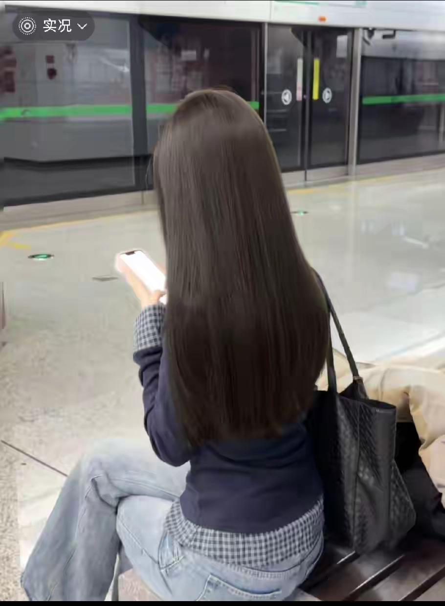 地铁候车的瞬间，一头柔顺长发勾勒出绝美的背影杀，简约穿搭藏不住的清纯气质，连日常