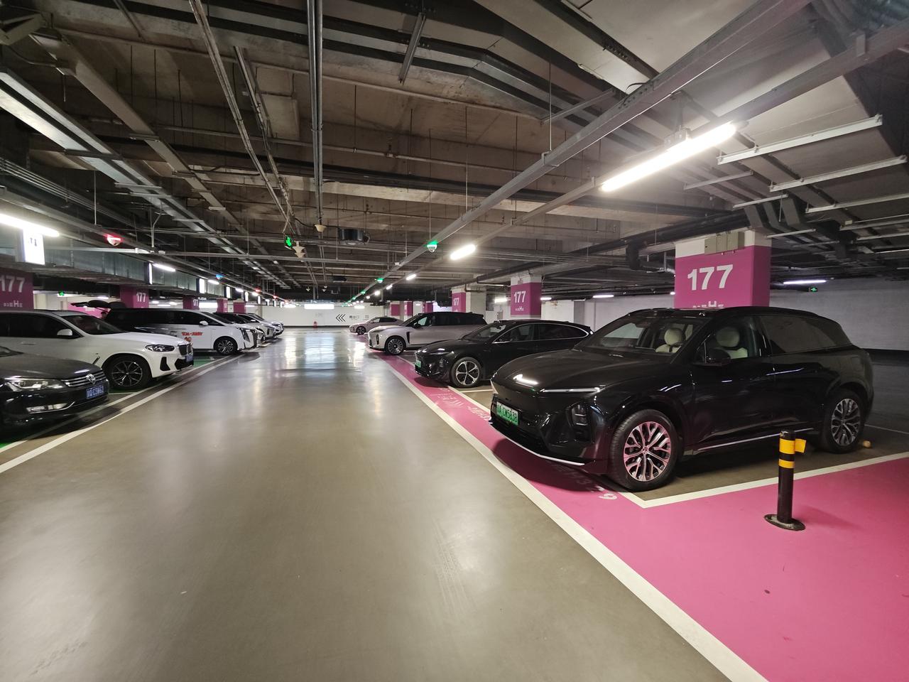 昨天看到了一个挺知名的博主吐槽ES8的电池，他居然说出102度的900V电池会