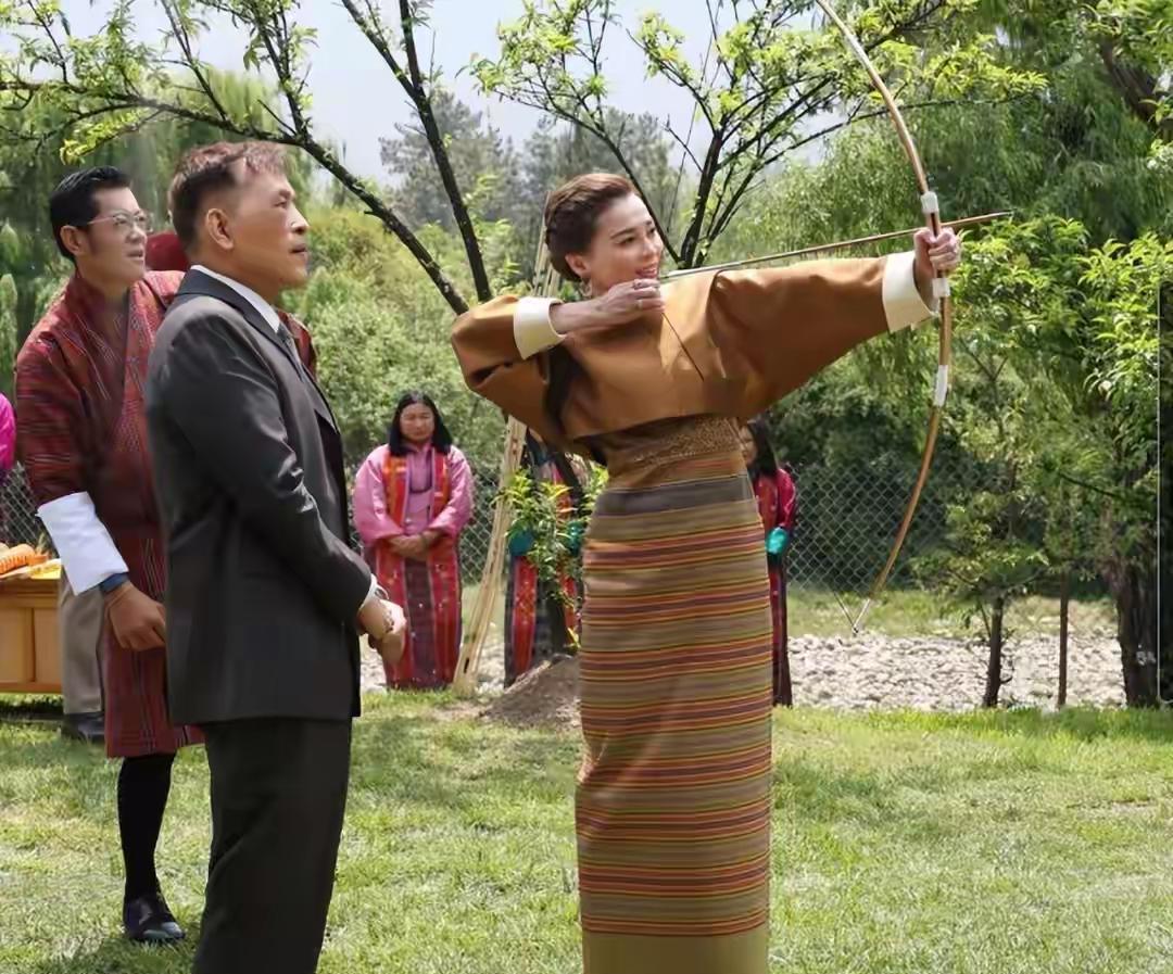 射箭中的苏提达王后，绿叶衬得她美丽无比。虽然她美貌不及西拉米，但她确实很优秀，智