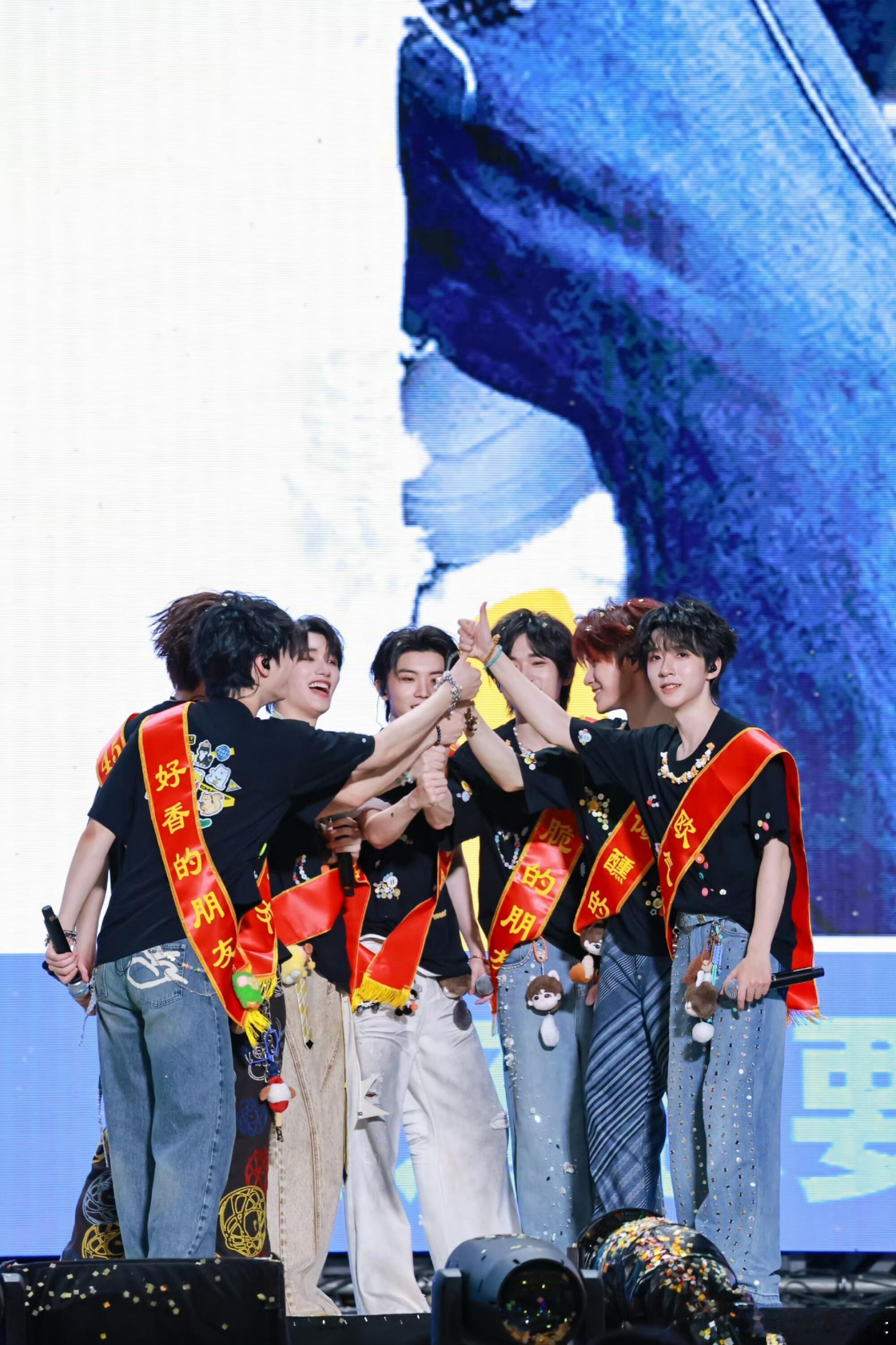 时代少年团演唱会上海场演唱会，现场气氛热烈到极点！开场音乐一响，尖叫声、欢呼声瞬