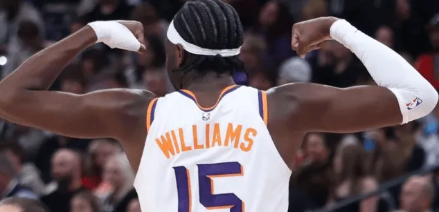 美媒晒出了马克-威廉姆斯本赛季上场与否时，太阳全队的效率值对比。据统计，本赛季