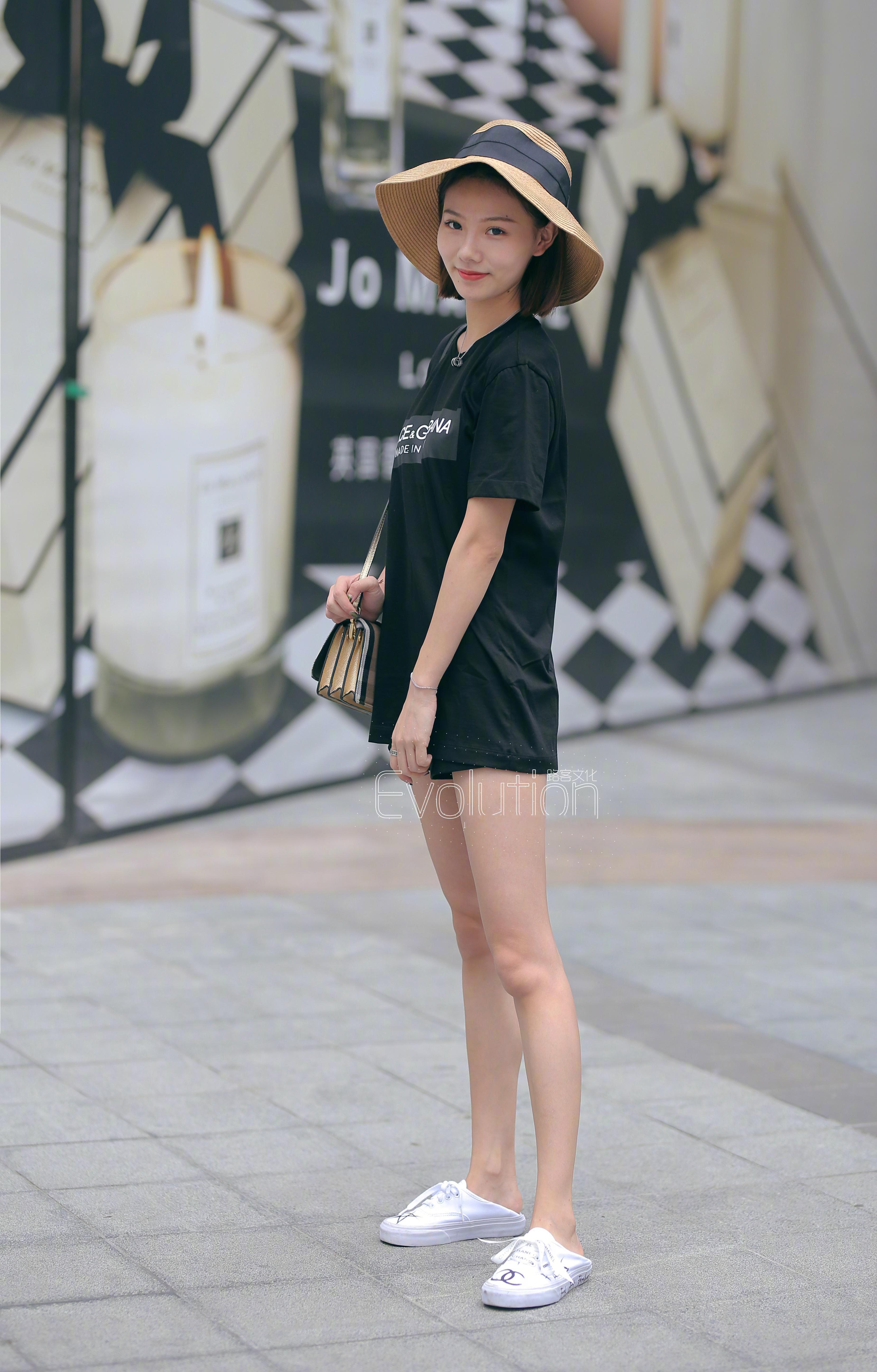 当年很多小姐姐喜欢运动鞋踩着后跟穿所以后面有了这种没有后跟的运动鞋​​​