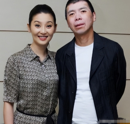 当年，冯小刚爱上了漂亮的徐帆，回家向妻子张娣提出离婚:“我爱上了别人，我们离婚吧