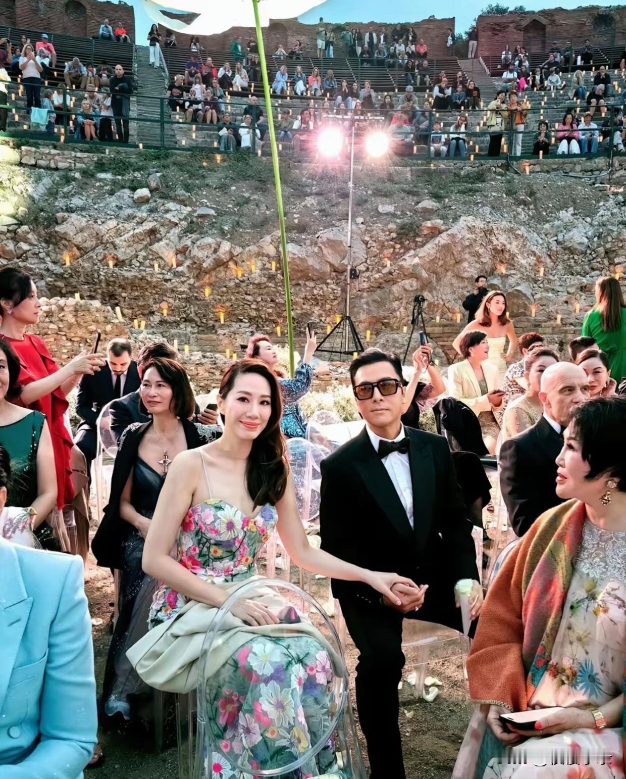 甄子丹携妻汪诗诗飞意大利出席好友婚礼，62岁状态似40岁，68岁岳母更是嫩得像3