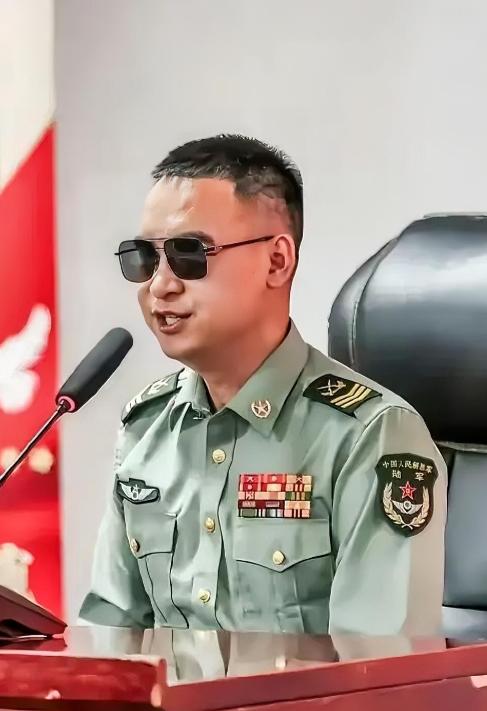 有人问，为什么杜富国失去双手双眼，还能留在部队？答案很简单：是部队需要他！你以为