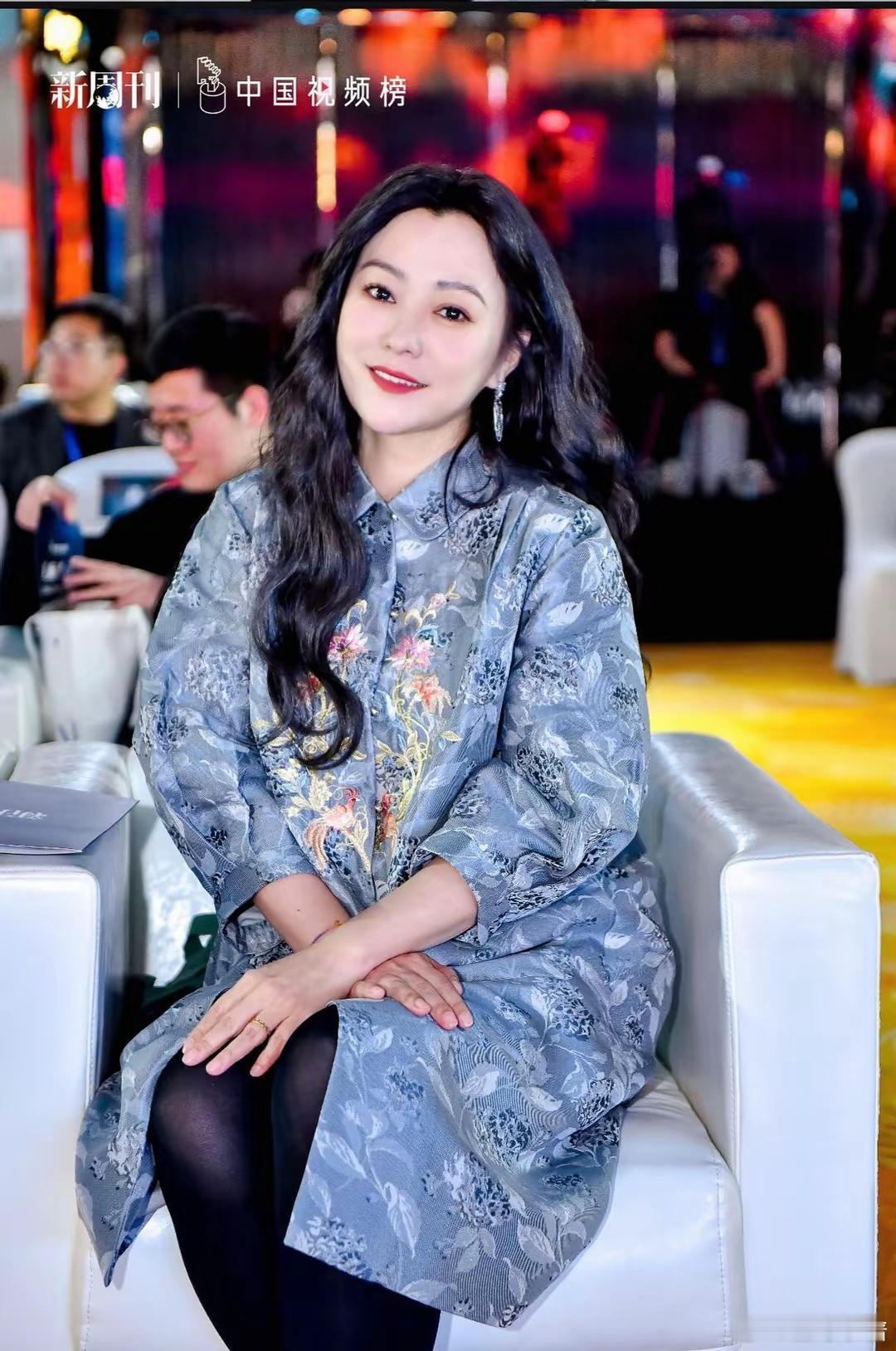 47岁郝蕾留回长发后像换了个人，穿新中式又美又高贵，差点认不出​​​