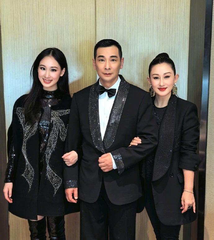 最近赵文卓和女儿赵子怡一起走秀，真的是非常的有排面啊，两位都像大明星。赵文卓