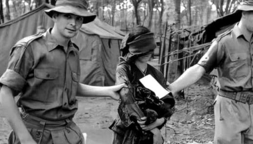 1959年，一名美军士兵俘虏了一位面容姣好的越南女兵。就在女兵突然扯开上衣的瞬间