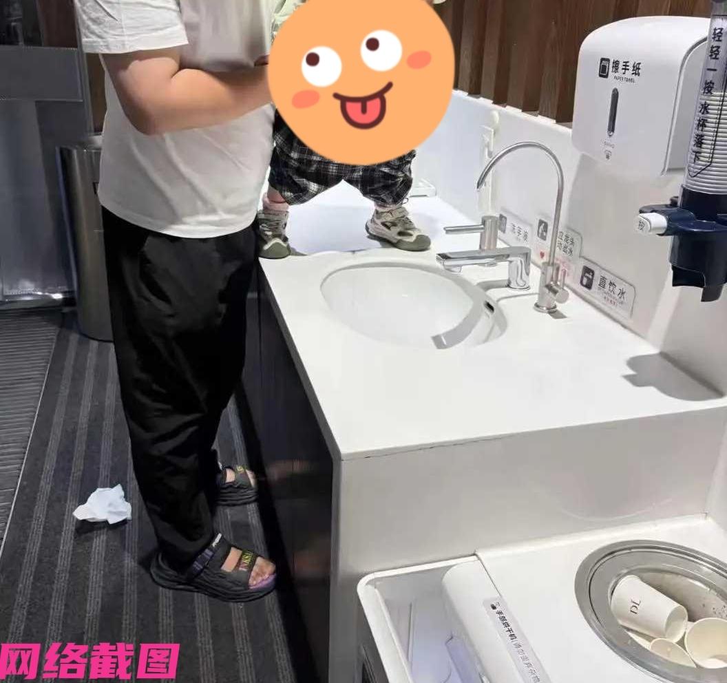 河南许昌有家长带着自己的小孩子，逛胖东来超市，可是当孩子要上厕所的时候，家长并没