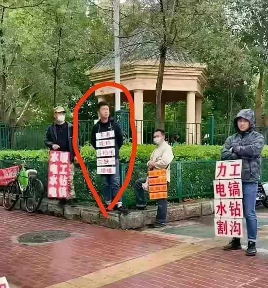 这哥们是不是昨晚没睡好，起来随便拿了个牌子