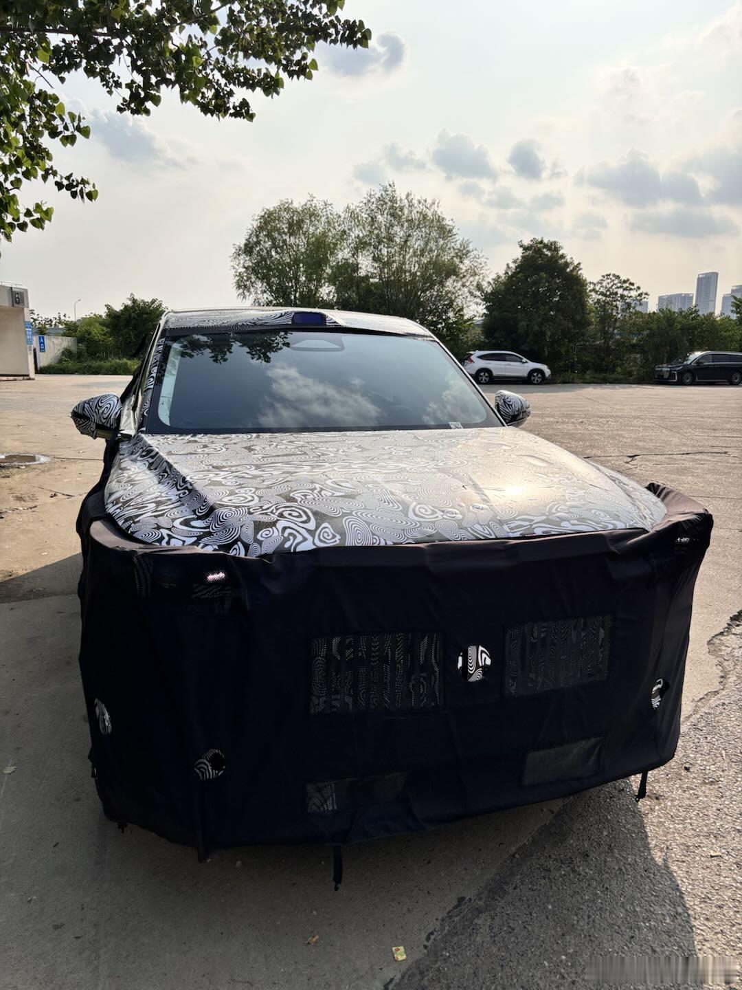 岚图大三排泰山伪装车，之前很多网友会误传成极氪8X伪装车，因为基本可以肯定泰山的
