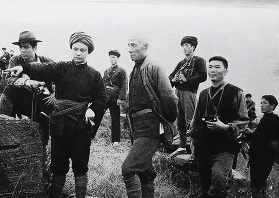 1946年，上级给了沈启贤1个加强排、几十个地方干部，让他剿匪，沈启贤问：“土匪