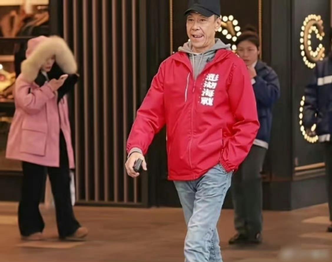 王学圻生于1946年，虚岁八十，状态却依旧挺拔硬朗，精气神十足，真可谓“岁月不败