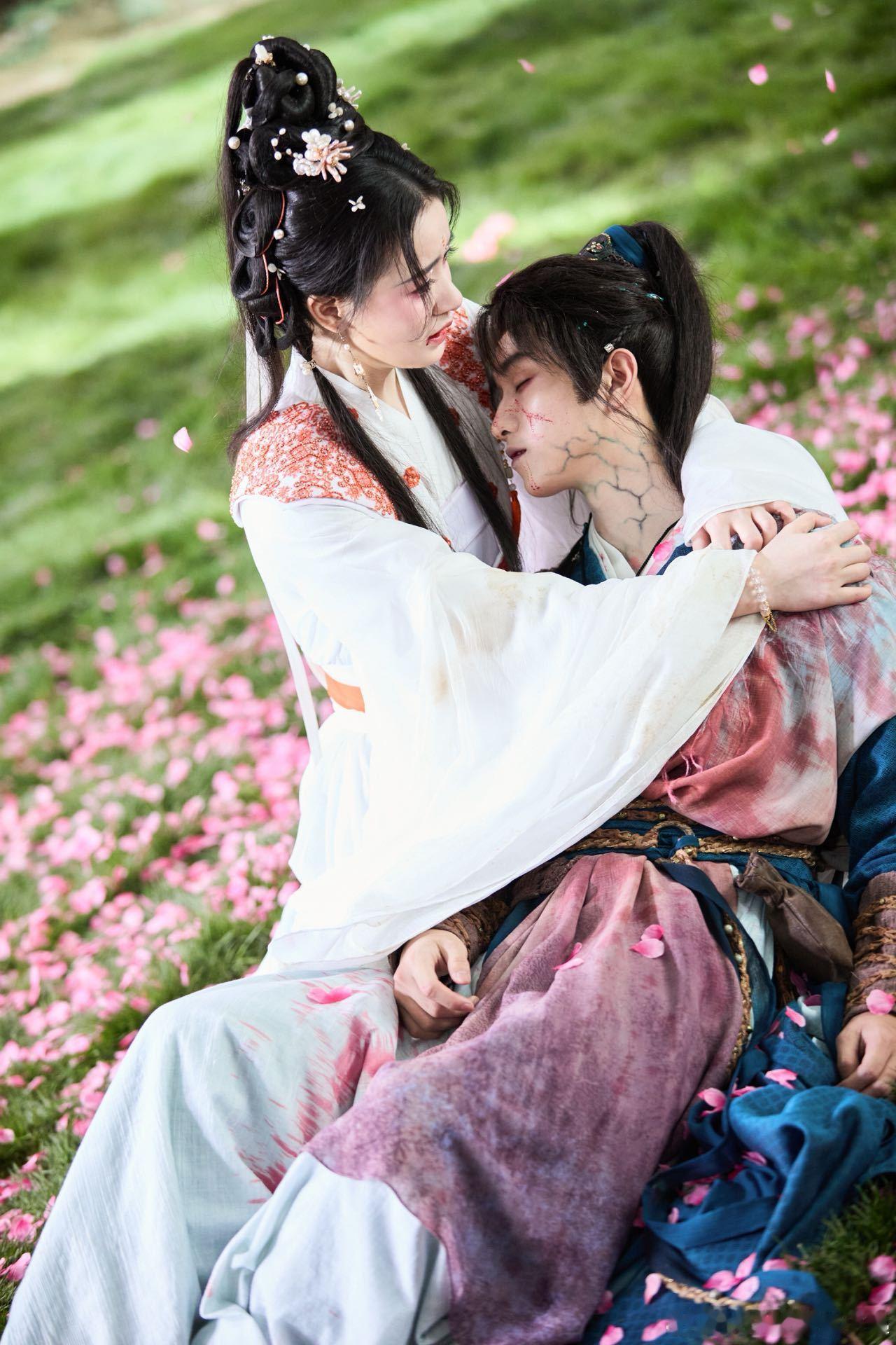 这妆造让玄幻有了科学重量！血管黑化从末梢向心脏逆行，符合毒素随血液流动的规律，逼