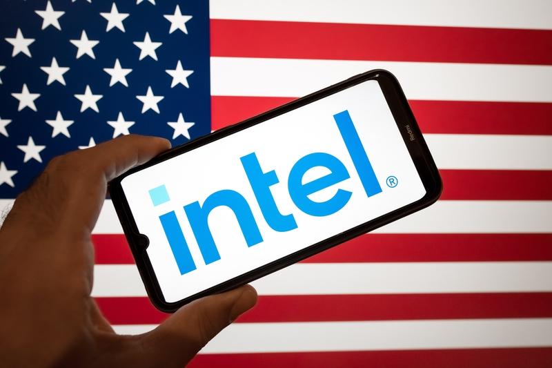 芯片领域最近热闹非凡，两则重磅消息引发关注。其一，当地时间周五，英特尔股价飙涨1