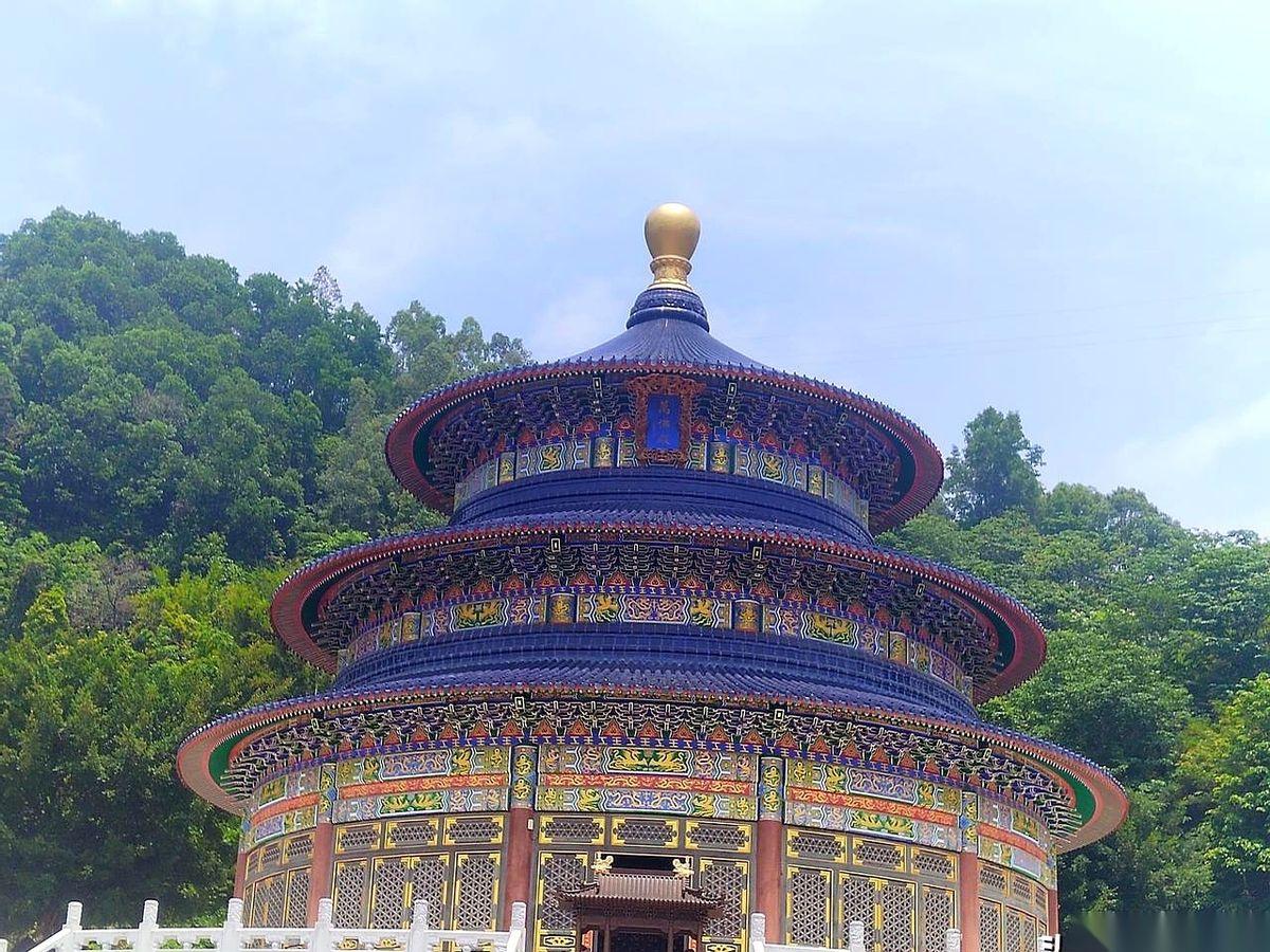 车一拐进揭阳古城，我手心就冒汗了。完了。路两边塞得严严实实，别说车位，连个能挪