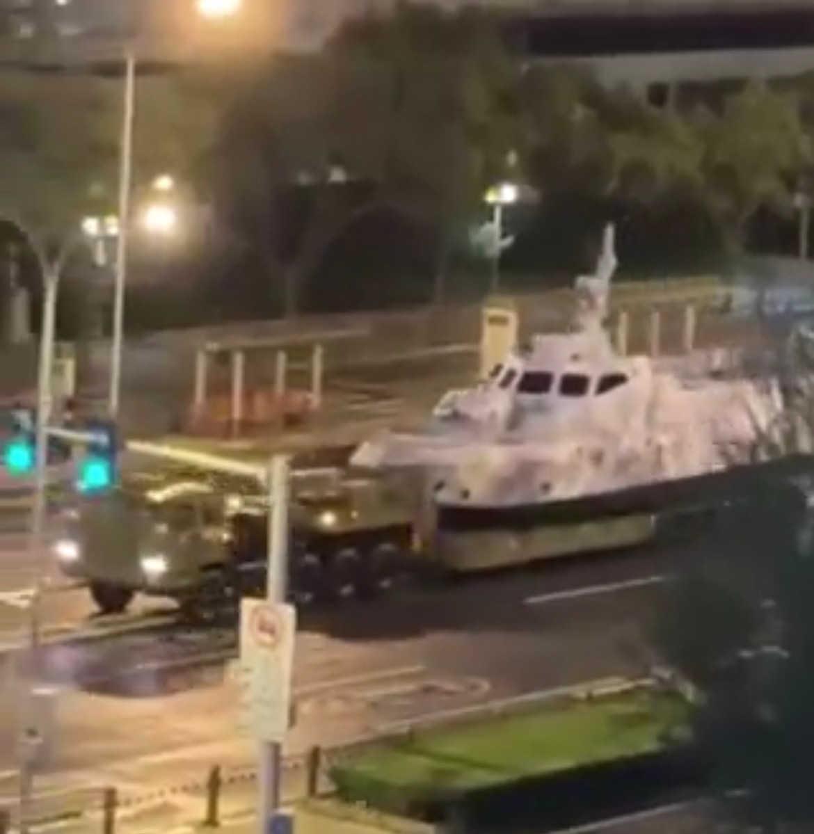 “旱地行舟”[666]看这拖车，无人小艇不简单[并不简单]抗战胜利80周年大