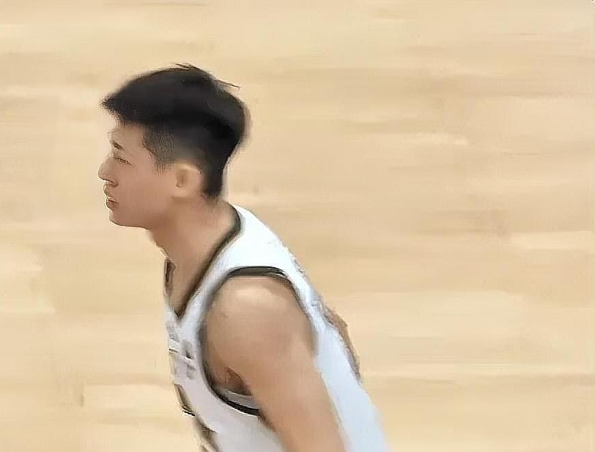 辽宁新援王岚嵚真是太有大局观了！在今日CBA常规赛，北京对阵辽宁的第一节比赛中，