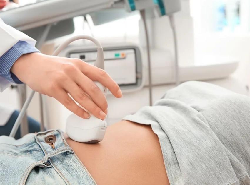 河北，一女子做妇科体检，可医生刚检查完隐私部位，并未让她穿裤子，而是让实习生再重