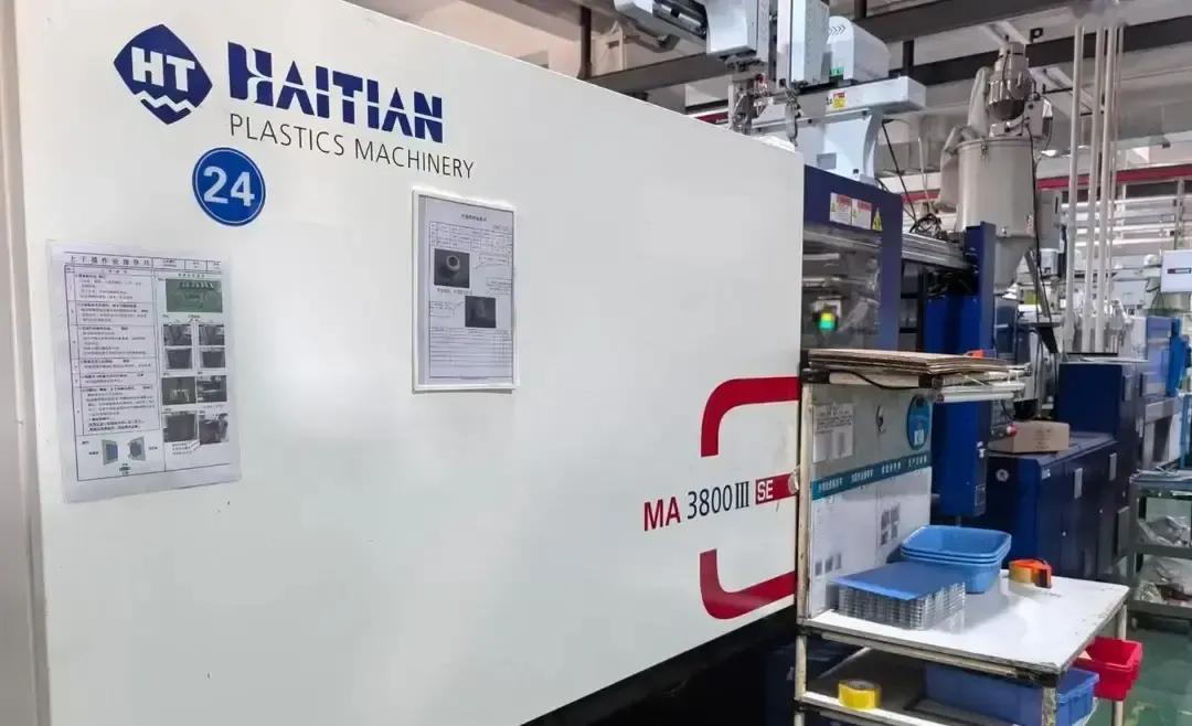 小双周日把多台机拉到空地上挨个通电，她戴的那副白手套十分钟就沾满灰。我路过时正