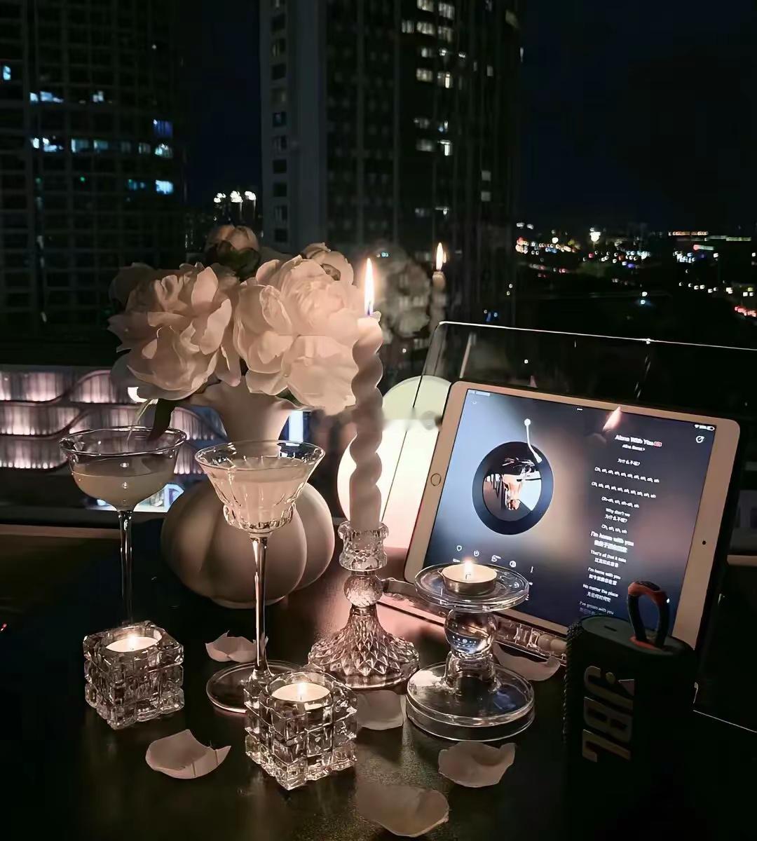 巨蟹座是一个非常重视家庭和情感的星座，他们对伴侣的深厚情感和对和谐关系的渴望，使