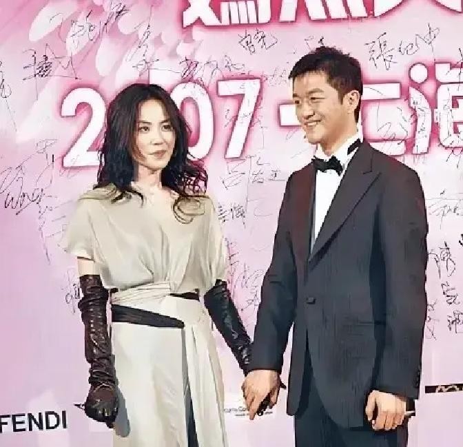 2005年，怀孕四个月的王菲在医院里差点跟李亚鹏吵起来。医生刚委婉地表示胎儿可能有兔唇，李亚鹏转头问