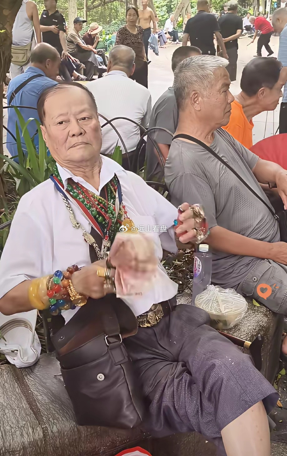 公园显眼包大爷，满身珠宝手里攥着钞票，天天准时来公园“摇太阳”爆料