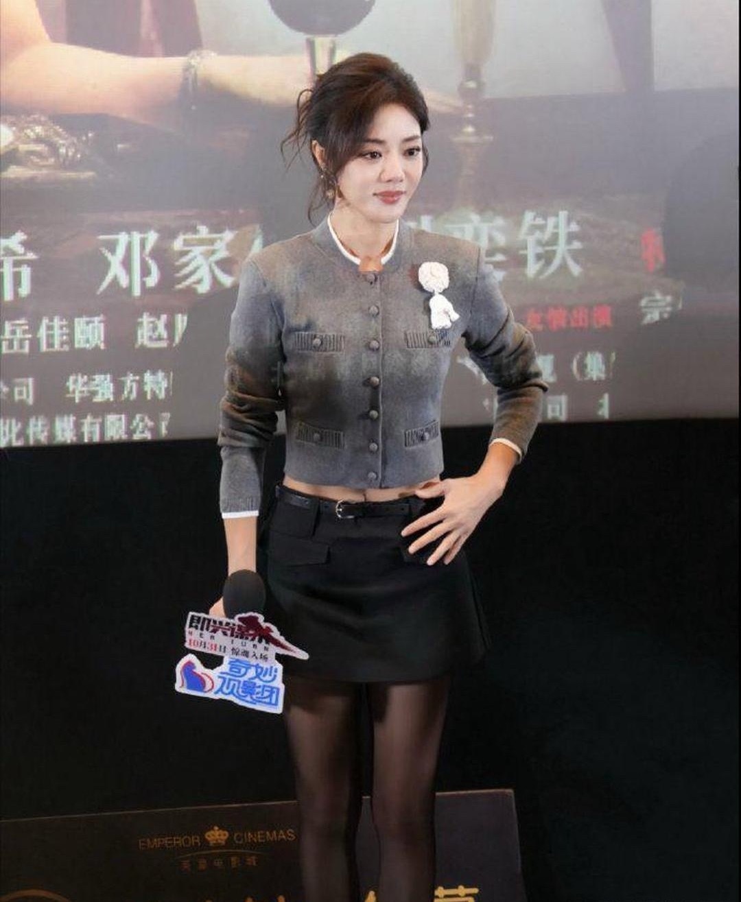 哎呀我去，这竟是邓家佳，看着越来越年轻啦