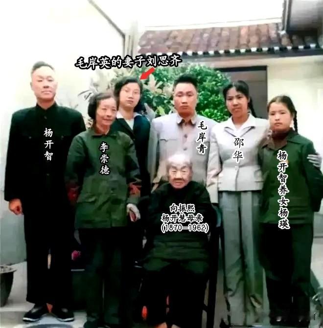 🍁1962年，毛岸青与妻子邵华和刘思齐，一起回到湖南老家探望外婆。90岁的向