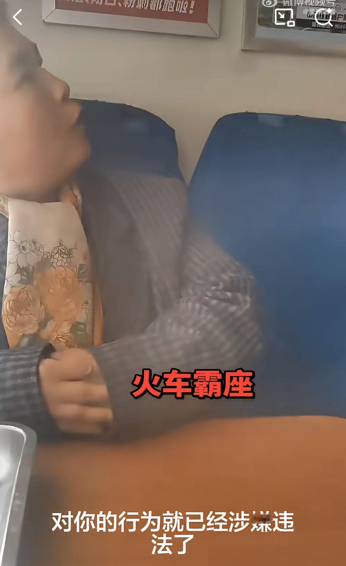 大妈真刚，霸坐还敢挑衅警察，连说你敢逮我吗？警察说她涉嫌霸坐，已经违法了。这里不