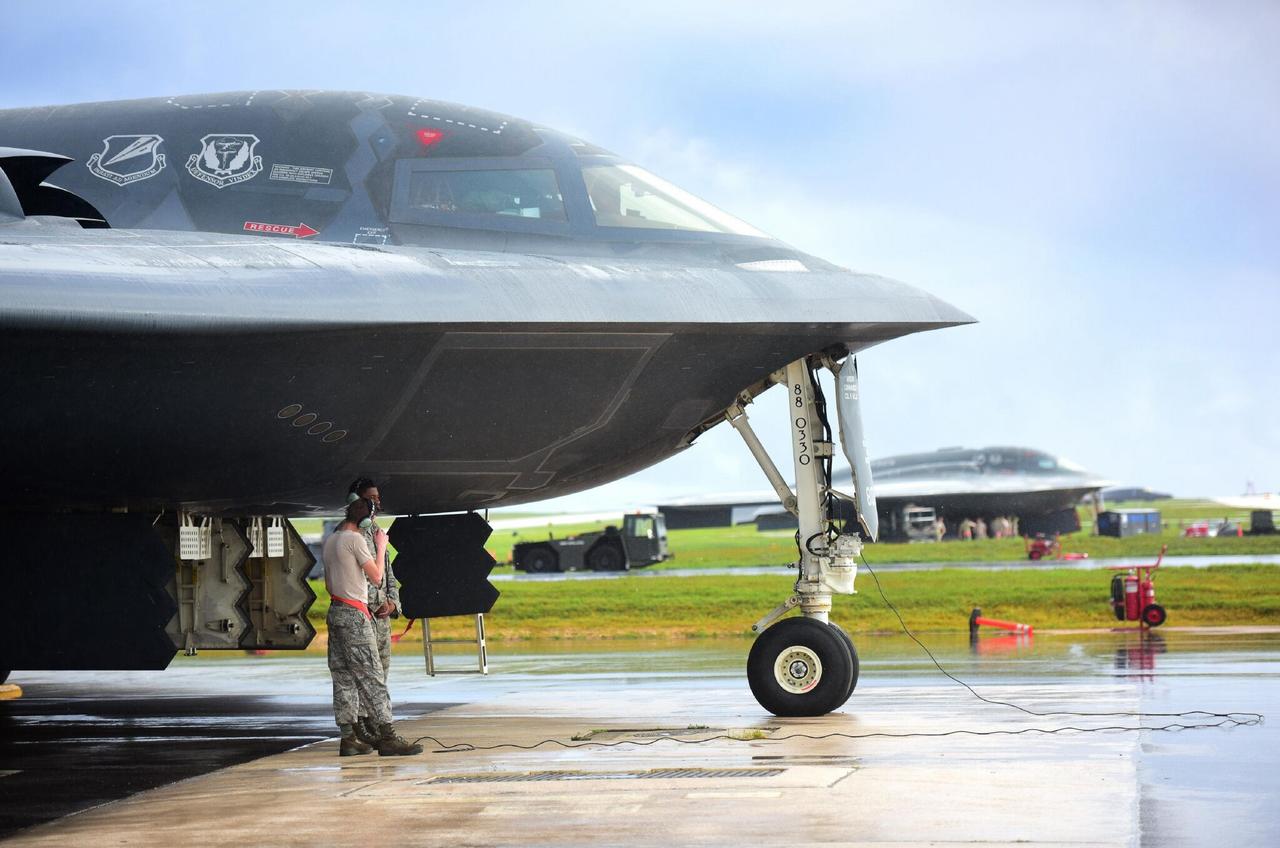 美国空军全球打击司令部司令斯蒂芬·戴维斯上将，接受采访时表示：虽然中国努力发展轰