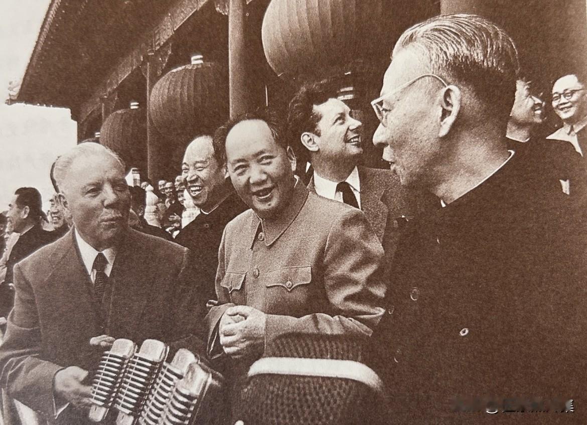 1957年5月，刘少奇同毛泽东、苏共领导人伏罗希洛夫在天安门城楼，这是一张刘少奇