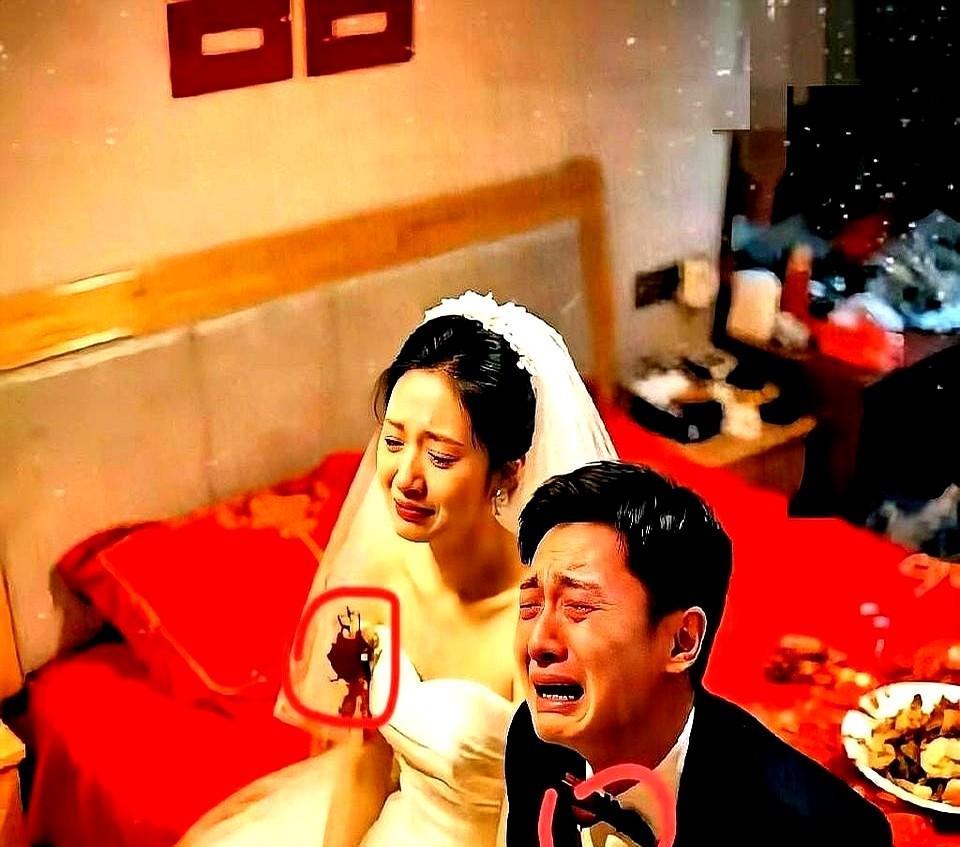 新婚不久的俩年轻人，刚把酒席收拾完，回到那180平的婚房，还没来得及享受甜蜜二人