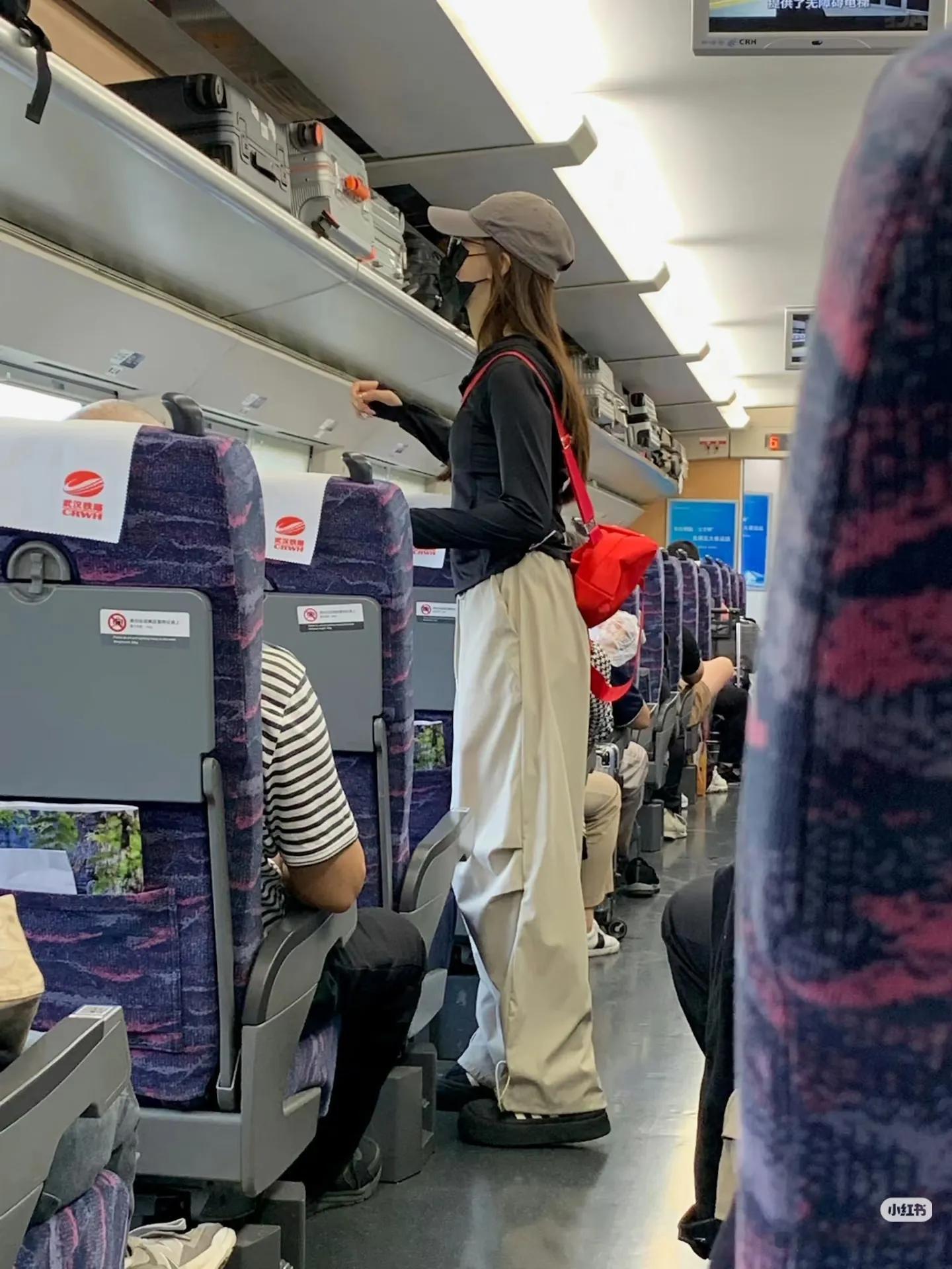 高铁上刚好一抬头看见的高颜值美女小姐姐，我的天呐，她的身材也太绝了吧...