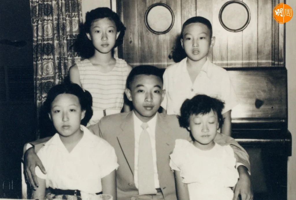 董建华一九三七年，七月七号在上海徐汇区出生，父亲董浩云有「世界船王」之称，作为董