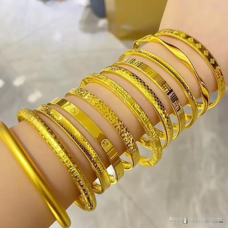 马上过春节了，我说看看黄金是什么行情，如果便宜的时候，就买一些首饰。于是，我直接