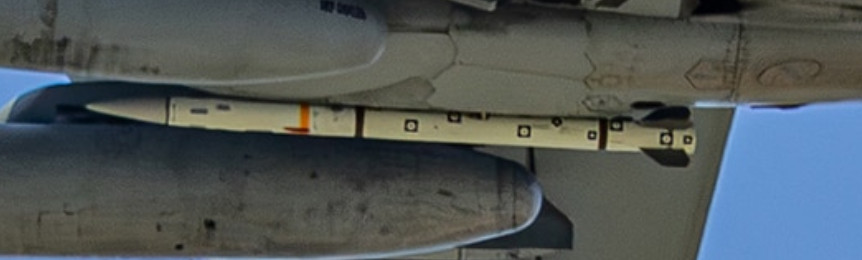 🔻5月13日在佛罗里达州艾格林空军基地拍摄到的，挂载AIM-260新型空空导弹