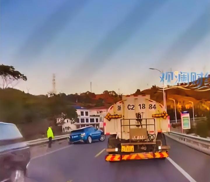 洒水车也双标遇到交警立马关水遇到行人照喷不误把人情世故算是玩明白了近期