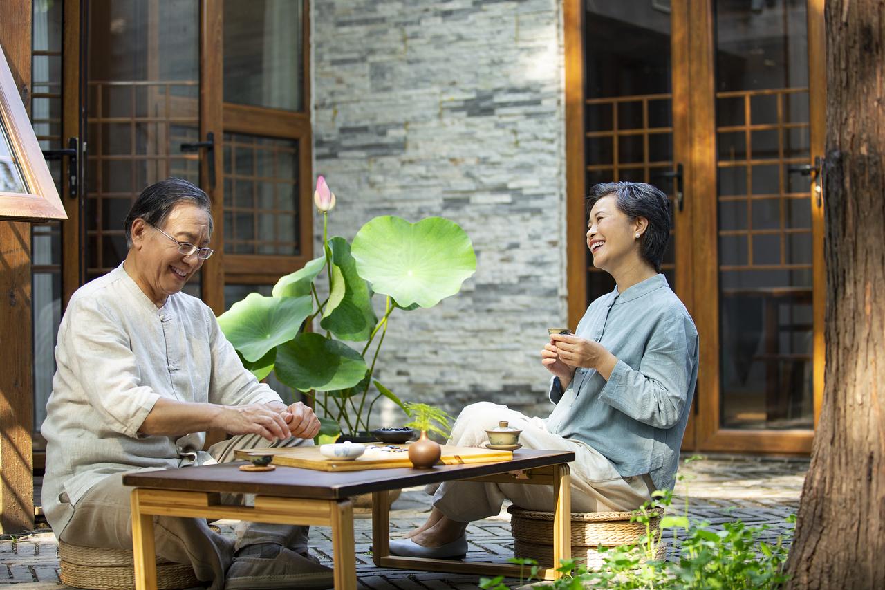 退休生活的天堂，那必须得去！像云南大理就很值得一去。在那里，每天醒来就能看到苍山