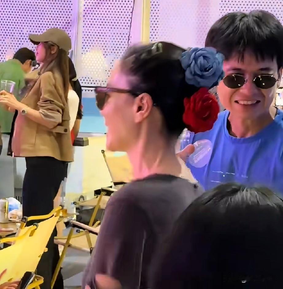这发卡谁戴都丑，王菲也一样。真的不要尬吹了，好看就是好看，难看就是难看。还有