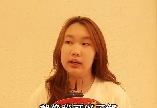 街头采访中国女生：你愿意嫁给非洲黑人吗？听听她们怎么说！这看似简单的问题，却
