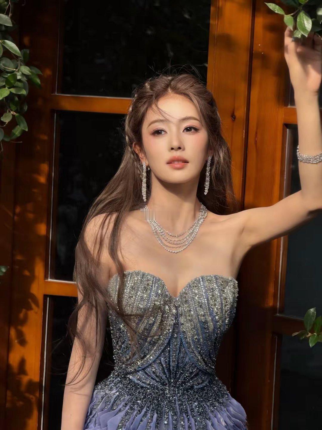 白鹿确实有点不上镜因为我亲眼见过她本人，不得不说，跟电视上差距也太大了。好多人都