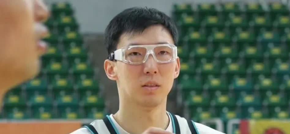 今晚半决赛山西男篮对阵北京男篮，周琦带护目镜出战，赛前他说“现在给我最大的不确定