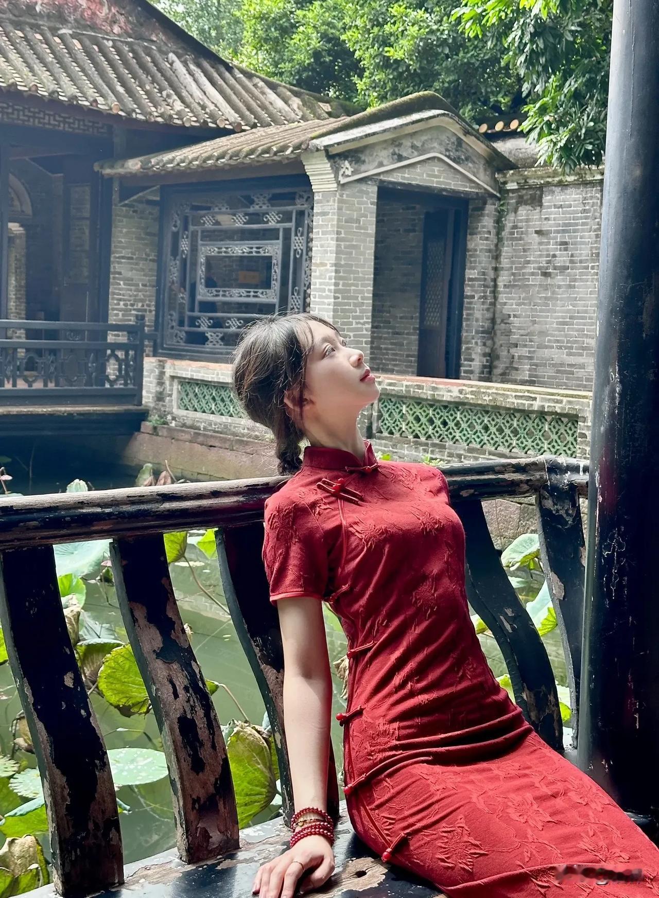 红色旗袍和园林太配啦！江南风旗袍照颜色鲜艳的旗袍国风穿搭旗袍国风礼服旗袍