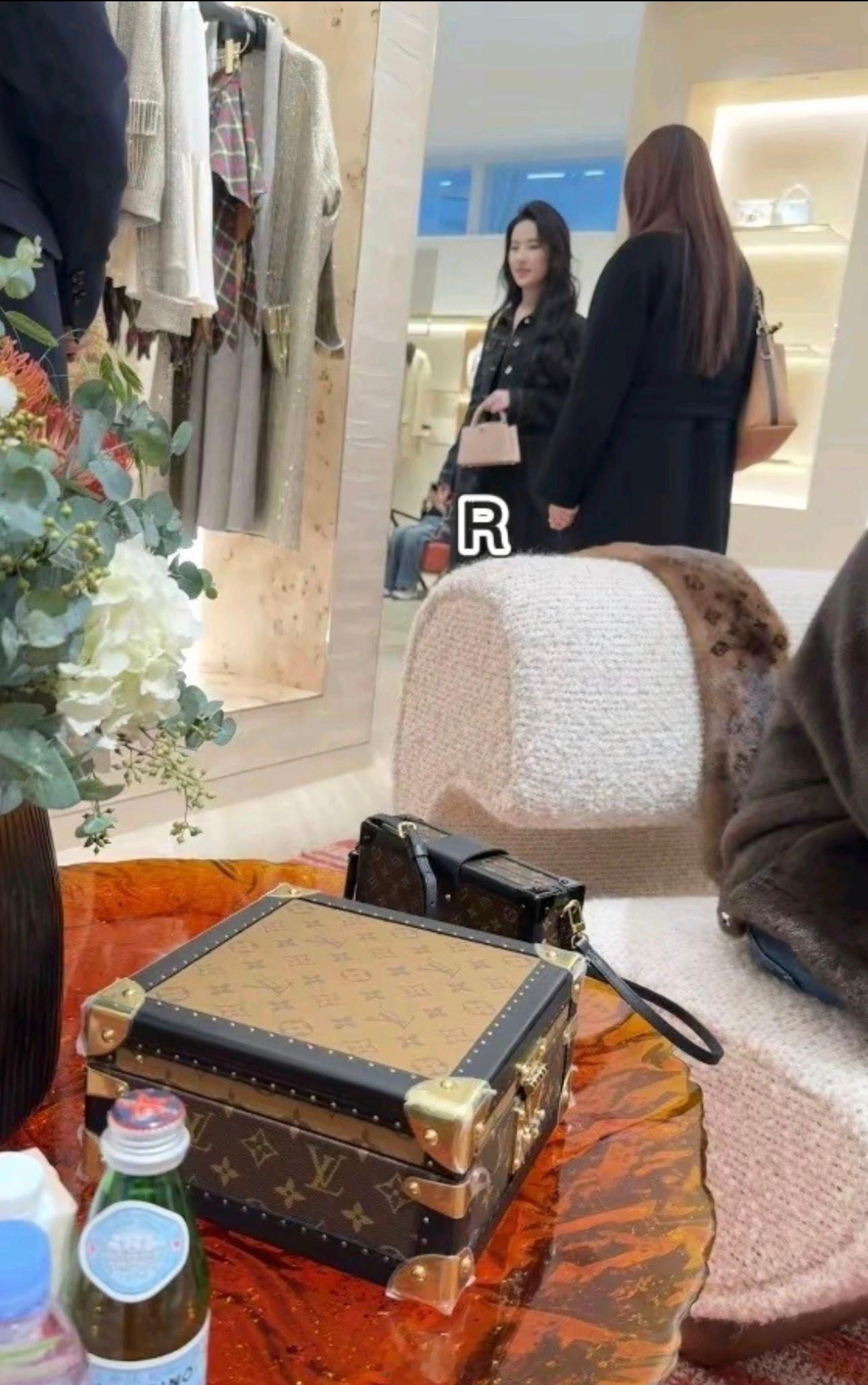 北京三里屯偶遇刘亦菲北京三里屯偶遇刘亦菲逛街被网友偶遇的刘亦菲！生图状态下也这么